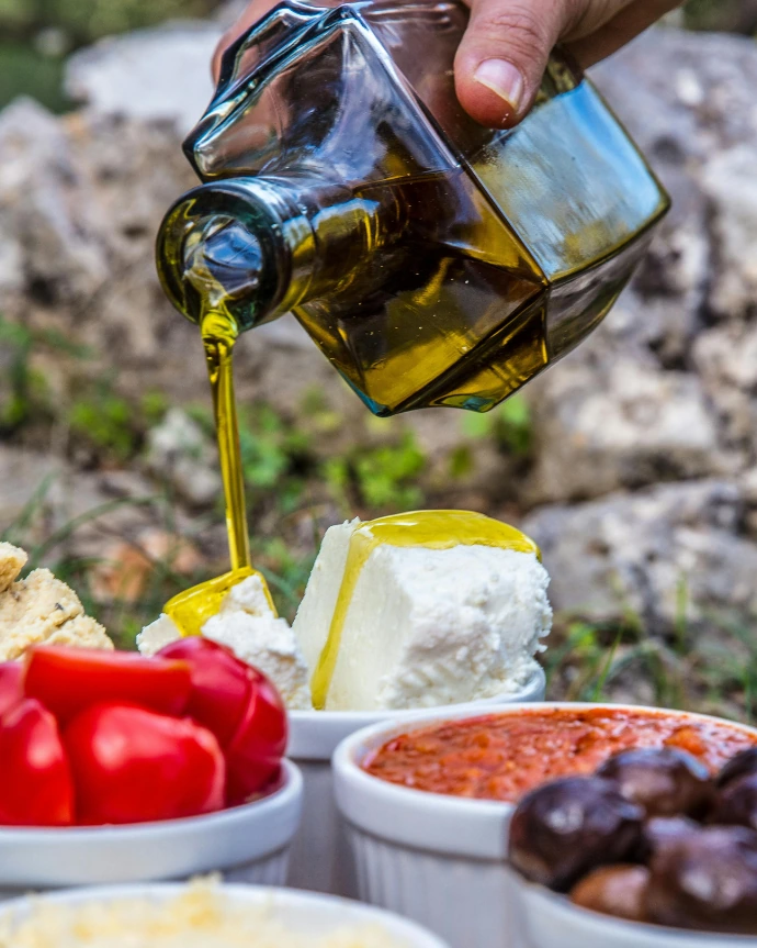 Gastronomski stol s maslinovim uljem, sirom i mediteranskim namirnicama