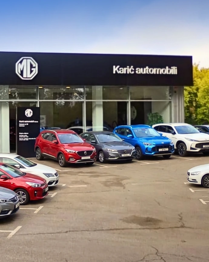 Salon Karić Automobili s izloženim automobilima